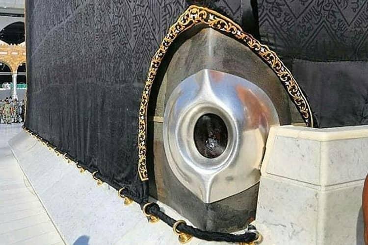Black Stone setting at the Kaaba with silver frame